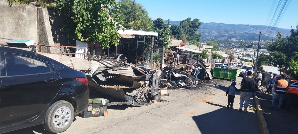 🚨 Incendio destruyó dos viviendas y dejó 8 damnificados en Villa Los Andes de Angol