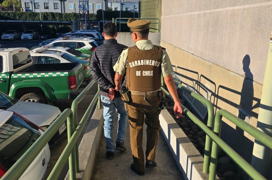 Carabinero de civil y víctima capturan a hombre por robar mochila en servicentro en Chillán